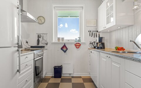 Answald - 250M from the Sea: Principaux Appliance, Appareil De Cuisine, Cuisine, Sol, Sol, Design Intérieur, Électroménager, Comptoir, Cabinetry, Pièce