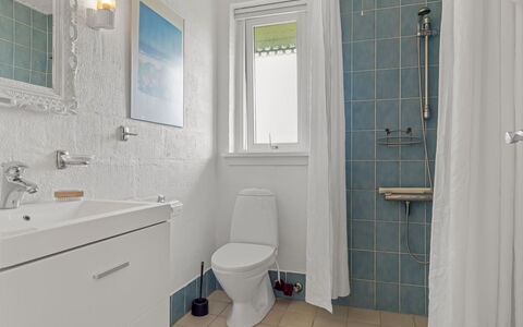 Answald - 250M from the Sea: Salle De Bains, Luminaire Plomberie, Lavabo, Mur, Sol, Design Intérieur, Sol, Évier, Toilette, Siège De Toilette