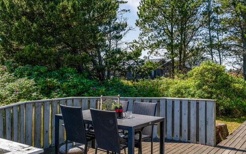 Erle - 990M from the Sea: Bleu, Arbuste, Chalet, Couverture De Sol, Jardin, Biens, Ombre, Aménagement Paysager, Ferme, Eco Hôtel
