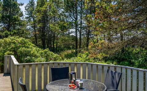 Erle - 990M from the Sea: Bleu, Arbuste, Chalet, Couverture De Sol, Jardin, Biens, Ombre, Aménagement Paysager, Ferme, Eco Hôtel