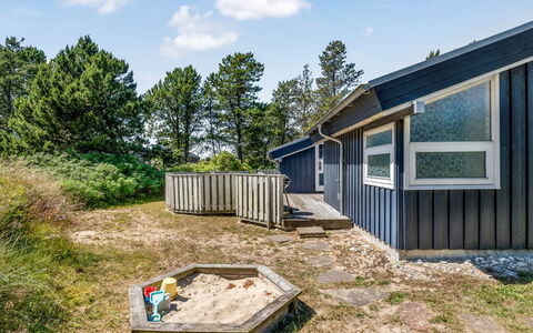 Erle - 990M from the Sea: Bleu, Arbuste, Chalet, Couverture De Sol, Jardin, Biens, Ombre, Aménagement Paysager, Ferme, Eco Hôtel