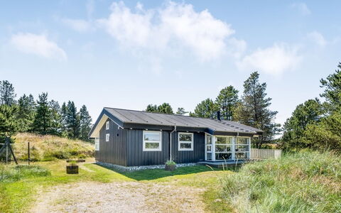 Erle - 990M from the Sea: Bleu, Arbuste, Chalet, Couverture De Sol, Jardin, Biens, Ombre, Aménagement Paysager, Ferme, Eco Hôtel