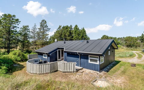 Erle - 990M from the Sea: Bleu, Arbuste, Chalet, Couverture De Sol, Jardin, Biens, Ombre, Aménagement Paysager, Ferme, Eco Hôtel