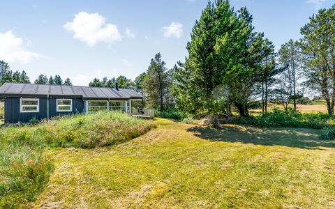 Erle - 990M from the Sea: Bleu, Arbuste, Chalet, Couverture De Sol, Jardin, Biens, Ombre, Aménagement Paysager, Ferme, Eco Hôtel