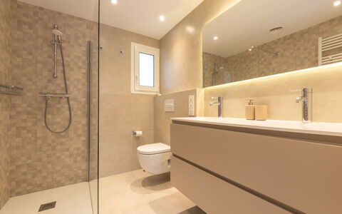 Royal Iii: Sol, Salle De Bains, Sol, Mur, Luminaire Plomberie, Design Intérieur, Lavabo, Armoire De Toilette, Miroir, Robinet