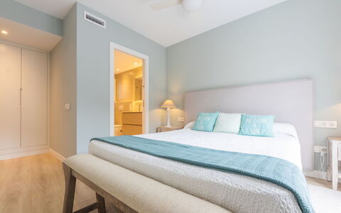 Royal Iii: Design Intérieur, Sol, Sol, Lit, Meubles, Chambre, Bois, Plafond, Pièce, Literie