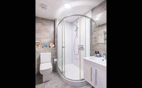 Marina View: Salle De Bains, Luminaire Plomberie, Évier, Design Intérieur, Sol, Sol, Robinet, Plomberie, Toilette, Armoire De Toilette