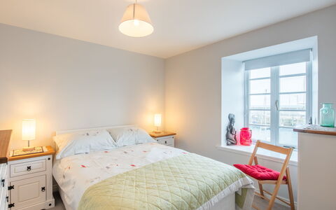 Marina View: Lit, Meubles, Design Intérieur, Chambre, Mur, Sol, Sol, Literie, Drap De Lit, Plafond