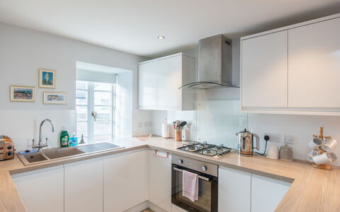 Marina View: Cuisine, Comptoir, Appareil De Cuisine, Design Intérieur, Principaux Appliance, Cabinetry, Sol, Bois, Sol, Plafond