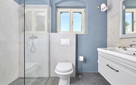 Mediterranea: Salle De Bains, Luminaire Plomberie, Toilette, Mur, Siège De Toilette, Sol, Évier, Sol, Lavabo, Robinet