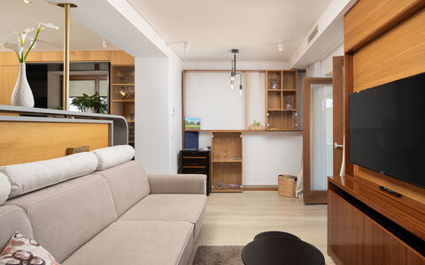 Dubravka: Meubles, Design Intérieur, Sol, Canapé, Télévision, Salon, Mur, Appareil Électronique, Sol, Table