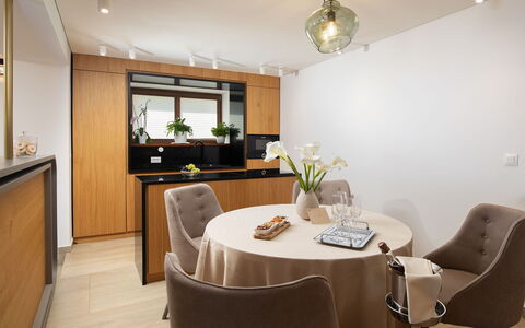 Dubravka: Meubles, Design Intérieur, Mur, Sol, Table, Bois, Chaise, Luminaire, Salle À Manger, Table Cuisine Et Salle A Manger