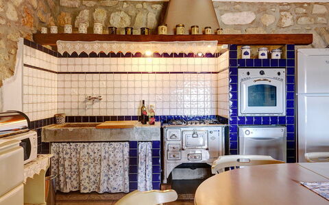 Villa Erta: Cuisine, Design Intérieur, Sol, Cuisinière, Pièce, Comptoir, Tuile, Appareil De Cuisine, Le Fourneau, Tache De Bois
