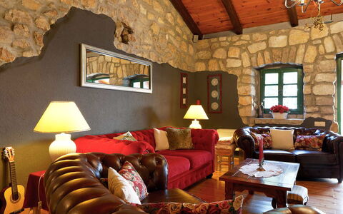 Villa Erta: Meubles, Design Intérieur, Plafond, Sol, Pièce, Canapé, Sol, Éclairage, Salon, Domicile