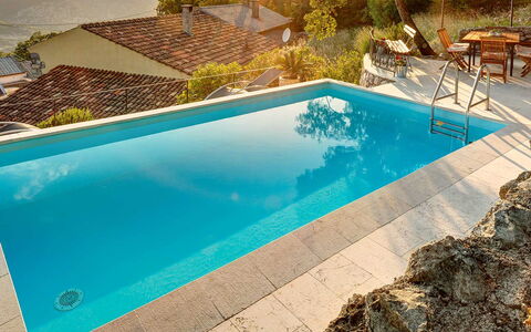 Villa Erta: Bleu, Piscine, L'Eau, Recours, Loisir, Composite, Eco Hôtel, Caractéristique De L'Eau, Ombre, Tuile