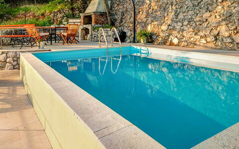 Villa Erta: Piscine, Recours, Composite, Loisir, Mobilier De Jardin, Caractéristique De L'Eau, Eco Hôtel, Dalle, Chaise, Tuile