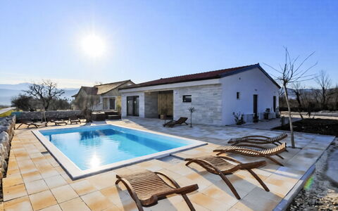 Ivy: Piscine, Maison, Zone Résidentielle, Architecture, Domicile, Recours, Composite, Établissements Humains, Chalet, Biens