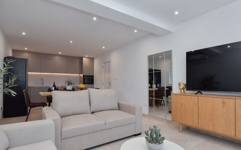 Ivy: Meubles, Design Intérieur, Sol, Canapé, Sol, Mur, Bois, Plafond, Pièce, Salon