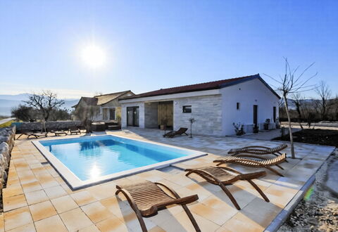 Ivy: Piscine, Maison, Zone Résidentielle, Architecture, Domicile, Recours, Composite, Établissements Humains, Chalet, Biens