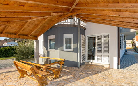 Matanovi Dvori: Bois, Toit, Domicile, Maison, Porche, Ombre, Chalet, Plate-Forme, Tache De Bois, Structure En Plein Air