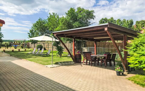 Balatonbereny 101: Espace Public, Jardin, Ombre, Pelouse, Cour, Aménagement Paysager, Structure En Plein Air, Parc, Arrière-Cour, Mobilier De Jardin