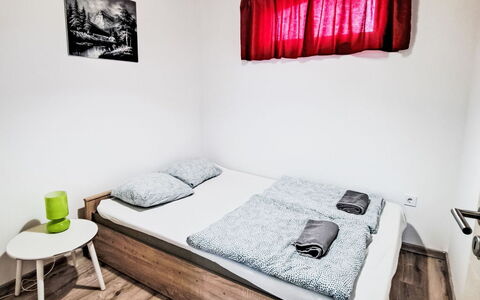 Balatonbereny 101: Sol, Sol, Chambre, Bois, Lit, Design Intérieur, Drap De Lit, Meubles, Parquet, Literie