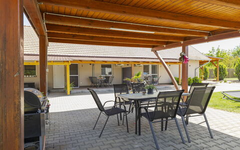 Balatonbereny 101: Bois, Porche, Ombre, Plafond, Structure En Plein Air, Tache De Bois, Faisceau, Pot De Fleur, Store, Dur