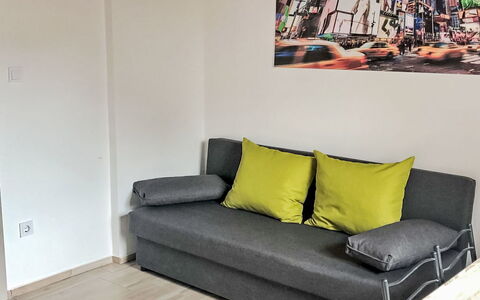 Balatonbereny 101: Meubles, Design Intérieur, Sol, Sol, Canapé, Bois, Pièce, Parquet, Salon, Appartement