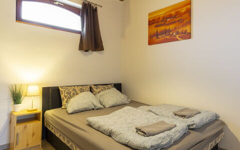 Balatonbereny 101: Lit, Mur, Design Intérieur, Chambre, Sol, Bois, Drap De Lit, Sol, Literie, Pièce