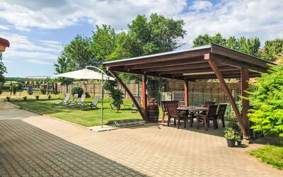 Balatonbereny 101: Espace Public, Jardin, Ombre, Pelouse, Cour, Aménagement Paysager, Structure En Plein Air, Parc, Arrière-Cour, Mobilier De Jardin