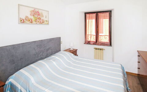 Amarena: Lit, Meubles, Design Intérieur, Chambre, Mur, Bois, Sol, Drap De Lit, Sol, Literie
