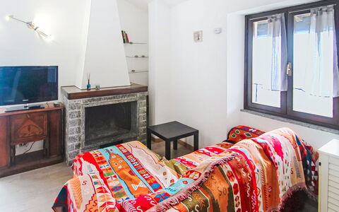 Amarena: Meubles, Design Intérieur, Lit, Chambre, Bois, Sol, Pièce, Sol, Plafond, Drap De Lit