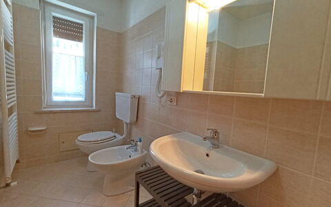 Casa Dalpi: Lavabo, Salle De Bains, Luminaire Plomberie, Sol, Évier, Sol, Siège De Toilette, Robinet, Plomberie, Design Intérieur