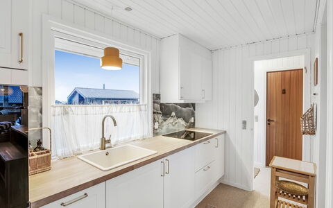 Alvia - 250M from the Sea: Bois, Sol, Sol, Design Intérieur, Comptoir, Domicile, Cabinetry, Cuisine, Parquet, Plafond