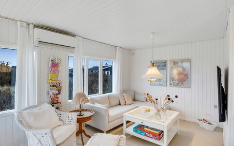 Alvia - 250M from the Sea: Meubles, Bois, Design Intérieur, Sol, Sol, Chaise, Pièce, Plafond, Salon, Appartement
