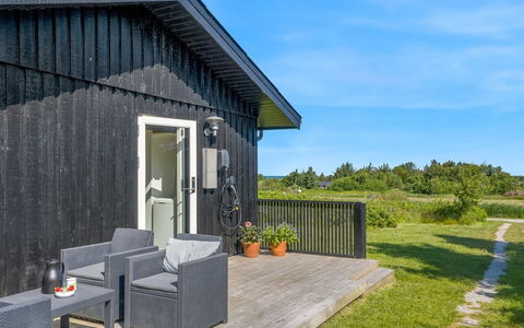 Thorulf - 450M from the Sea: Lot Terre, Domicile, Chalet, Planche, Dur, Siding, Porche, Ombre, Cour, Aménagement Paysager