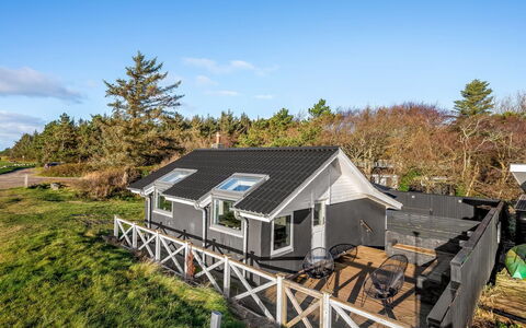 Esben - 15M from the Sea: Toit, Maison, Domicile, Chalet, Porte, Siding, Biens, Pelouse, Cour, Porche