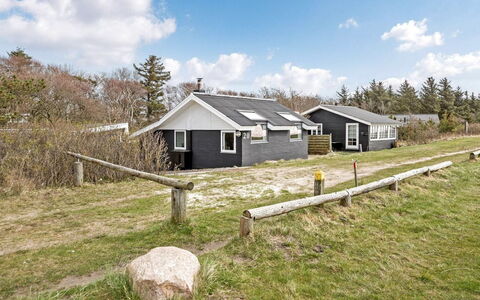 Esben - 15M from the Sea: Toit, Maison, Domicile, Chalet, Porte, Siding, Biens, Pelouse, Cour, Porche