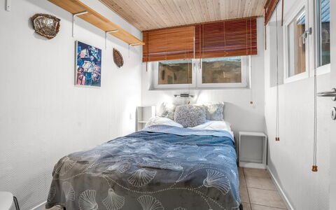 Tofan - 75M from the Sea: Chambre, Bois, Design Intérieur, Lit, Plafond, Drap De Lit, Literie, Pièce, Meubles, Sol