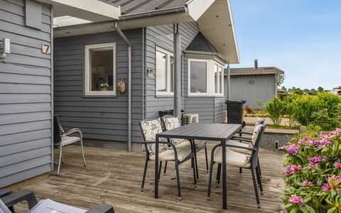 Tofan - 75M from the Sea: Bois, Domicile, Siding, Maison, Porche, Toit, Chalet, Porte, Plate-Forme, Dur