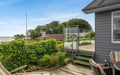 Tofan - 75M from the Sea: Domicile, Arbuste, Maison, Architecture, Zone Résidentielle, Porche, Toit, Jardin, Lot Terre