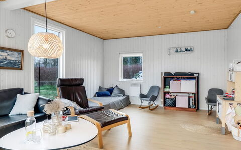 Sampsa - 350M from the Sea: Design Intérieur, Meubles, Sol, Sol, Bois, Plafond, Luminaire, Parquet, Éclairage, Salon