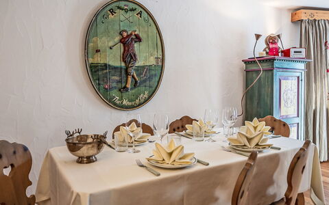Chesa Saira 2: Meubles, Design Intérieur, Table, Textile, Salle À Manger, Table Cuisine Et Salle A Manger, Éclairage, Nappe De Table, Chaise, Vaisselle
