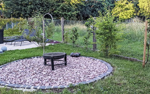 Helfrichs Ferienwohnung: Herbe, Jardin, Couverture De Sol, Pelouse, Arrière-Cour, Cour, Sol, Aménagement Paysager