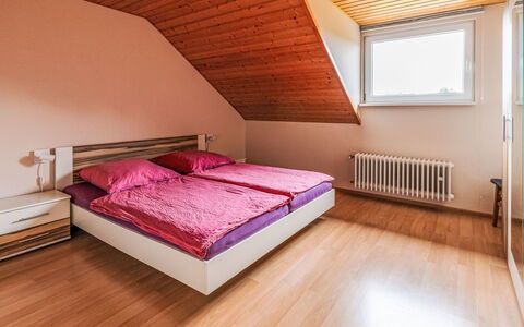 Helfrichs Ferienwohnung: Chambre, Lit, Design Intérieur, Bois, Drap De Lit, Literie, Sol, Sol, Pièce, Cadre De Lit