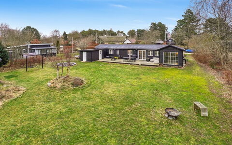 Wigot - 225M to the Fjord: Végétation, Arbuste, Printemps, Chalet, Jardin, Ombre, Arrière-Cour, Cour, Chaise