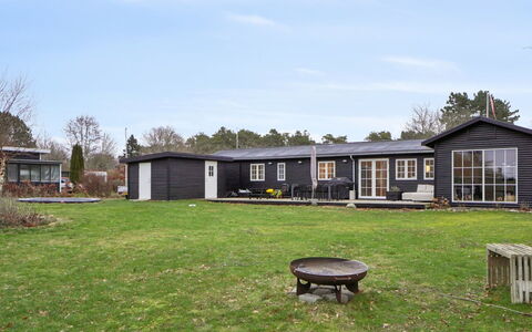 Wigot - 225M to the Fjord: Végétation, Arbuste, Printemps, Chalet, Jardin, Ombre, Arrière-Cour, Cour, Chaise