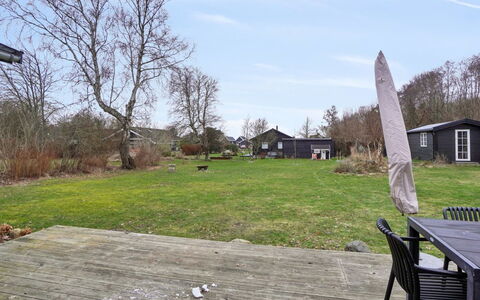 Wigot - 225M to the Fjord: Végétation, Arbuste, Printemps, Chalet, Jardin, Ombre, Arrière-Cour, Cour, Chaise
