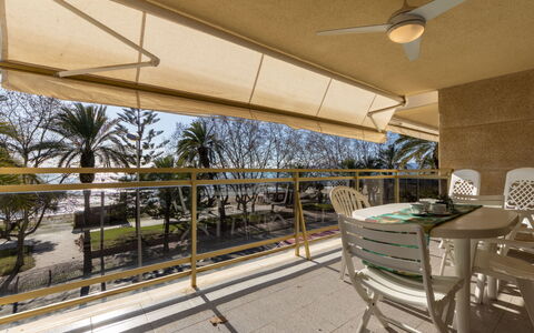 Cambrils 47: Ombre, Balcon, Verre, Tache De Bois, Eco Hôtel, Chaise, Dur, Daylighting, Structure En Plein Air