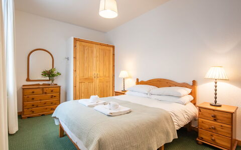 Old Dairy on Aigas Golf Course: Lit, Chambre, Meubles, Literie, Drap De Lit, Bois, Design Intérieur, Linge, Sol, Textile